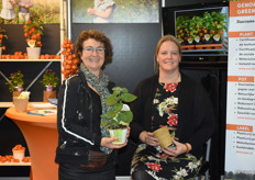 Jose Mulders van Mulders Sierteelt samen met Laura van der Schoon. Mulders Sierteelt stond voor het eerst met hun nieuwe bio based en bio degradeble potten op de beurs.